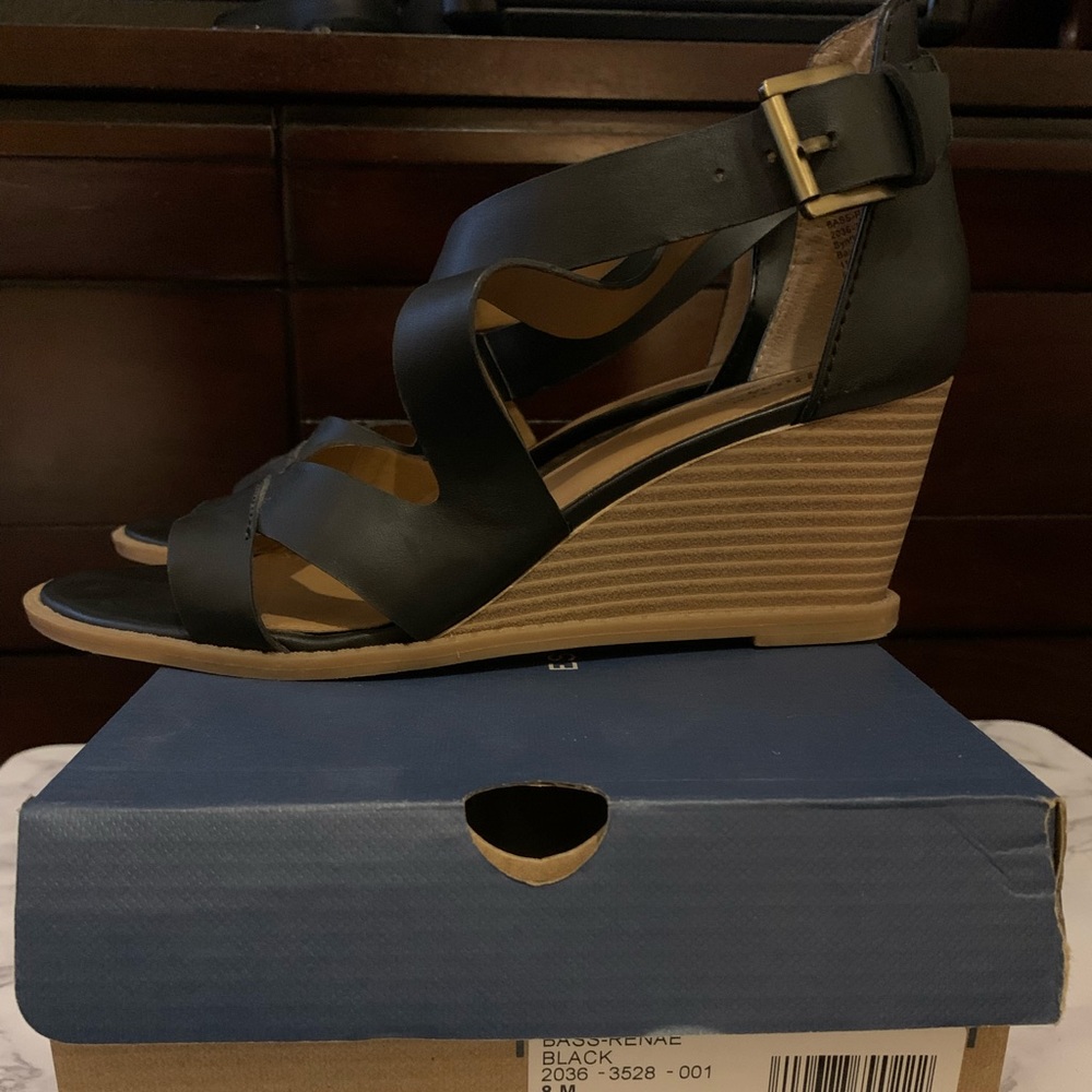 Size 8 sandals durable Bass brand